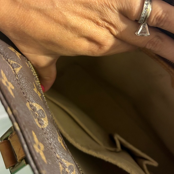 Louis Vuitton - Picture 7 of 11